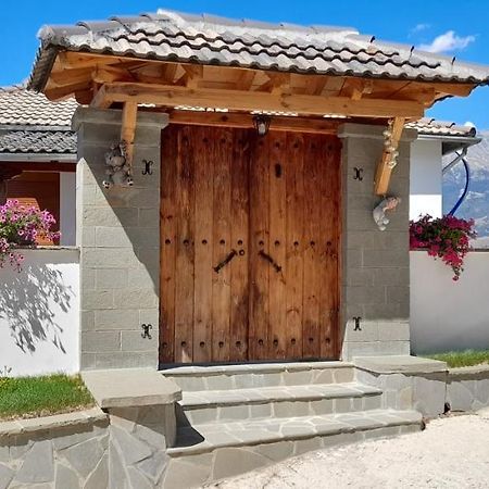 B Vishe Guest House Гирокастра Экстерьер фото
