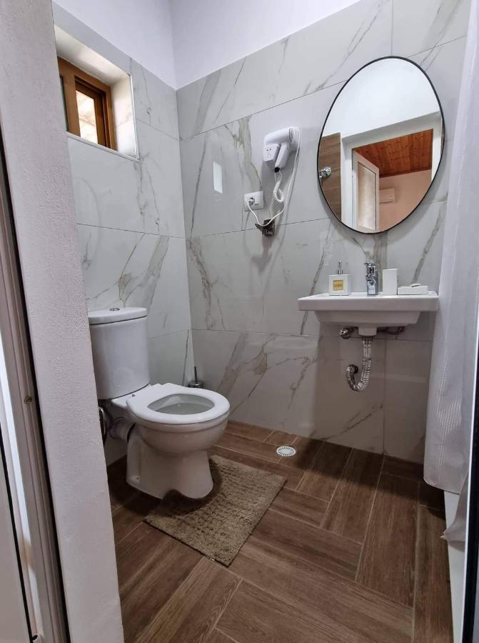 B Vishe Guest House Гирокастра Экстерьер фото