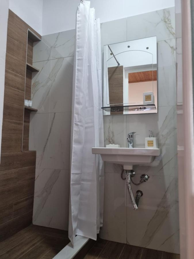 B Vishe Guest House Гирокастра Экстерьер фото